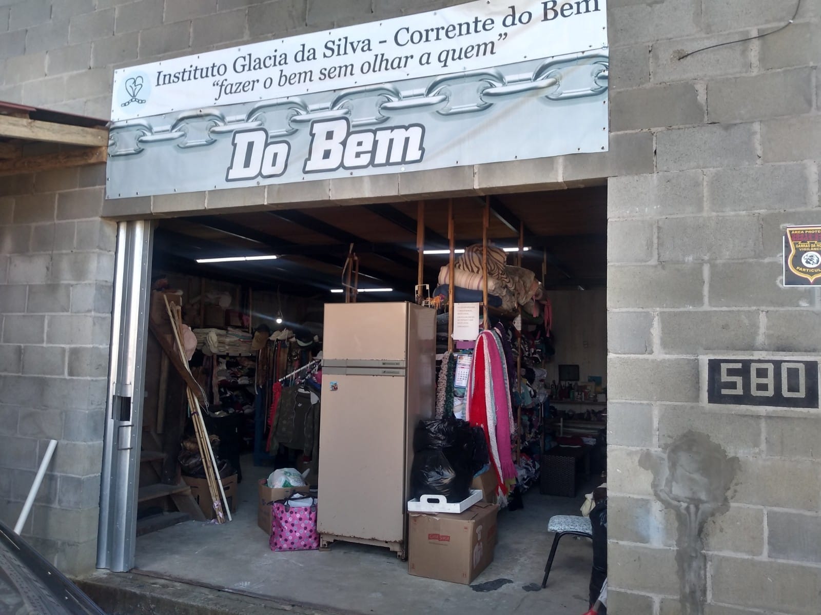 Fachada da ONG / Instituto Glacia da Silva em Campo Magro, sede das ações sociais e do bazar solidário.