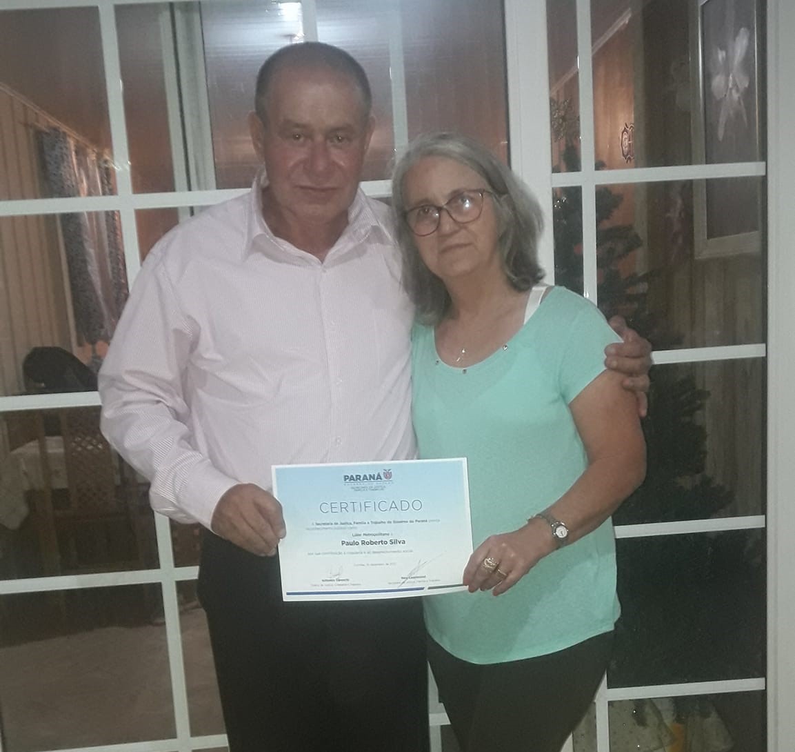 Fundador da Ong / Instituto Glacia da Silva recebendo reconhecimento pelo trabalho social realizado
