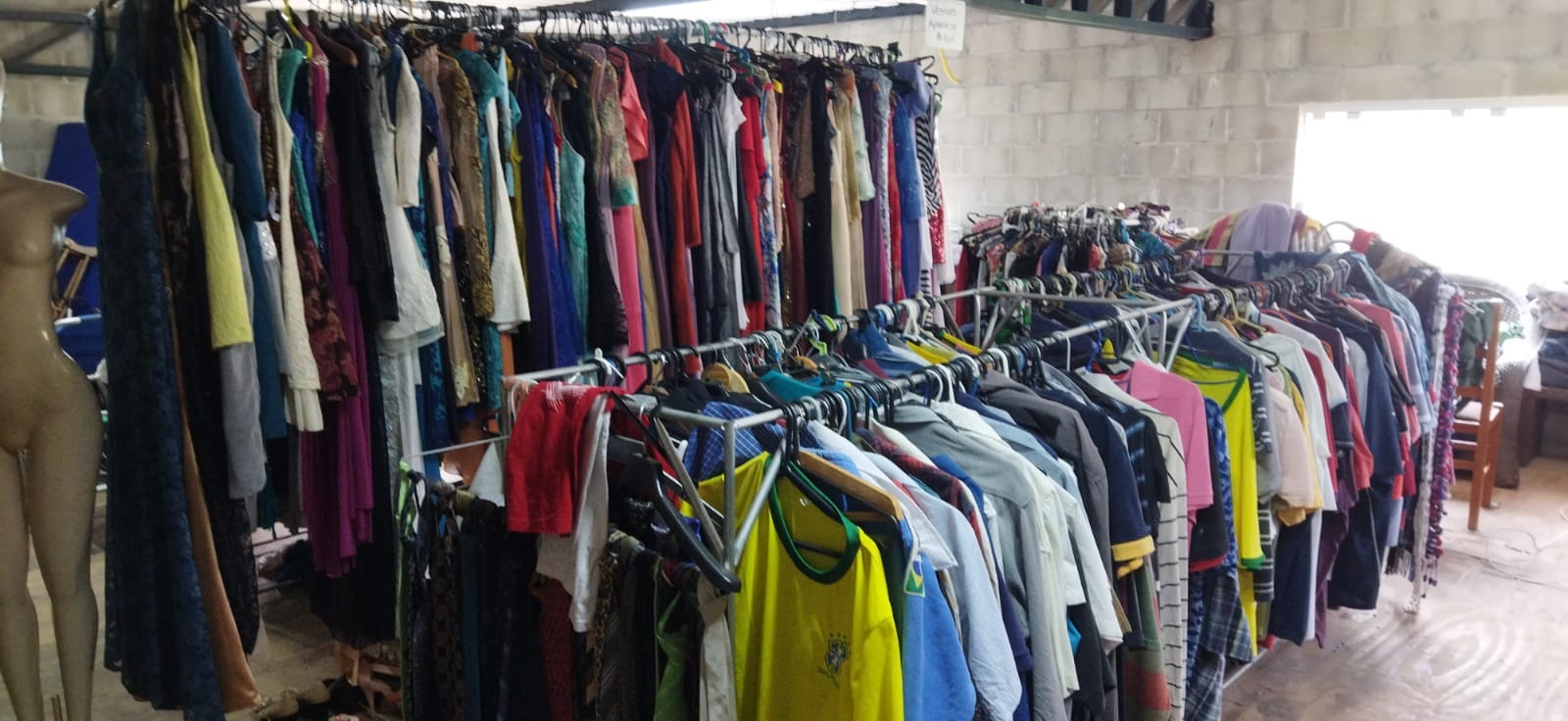 Bazar solidário com roupas doadas, apoio financeiro para manter os projetos sociais da ONG.