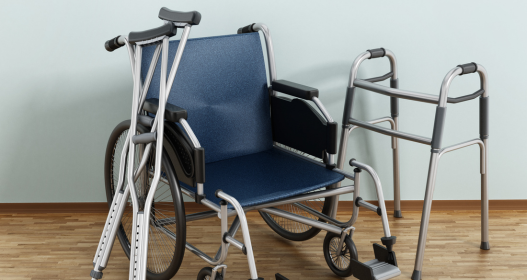 Equipamentos hospitalares para doação, incluindo cadeira de rodas, muletas e andadores.