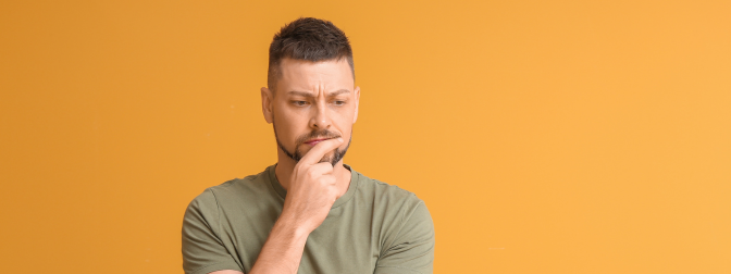 Homem analisando opções, simbolizando a dúvida sobre os tipos de apoio à locomoção ideais para cada caso.