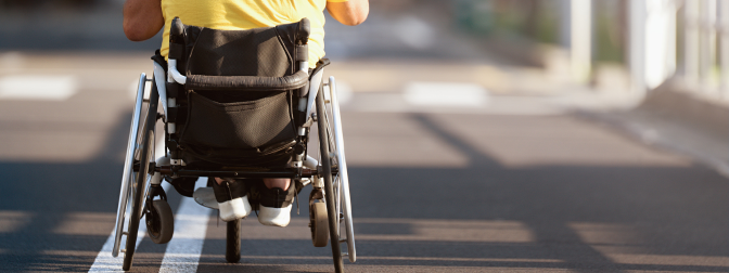 Pessoa utilizando cadeira de rodas ao ar livre, representando mobilidade, independência e a importância do empréstimo gratuito oferecido pelo Instituto Glacia da Silva